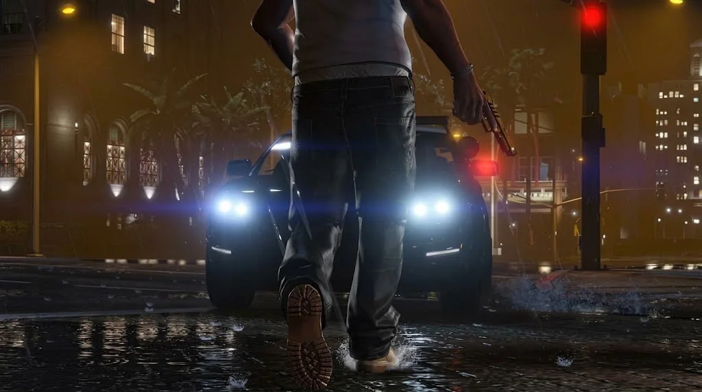 GTA 5 Online — герой с пистолетом у машины на ночной улице